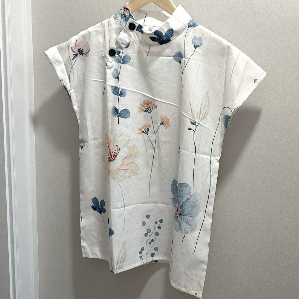 High collar, button collar cap sleeve floral top Size S